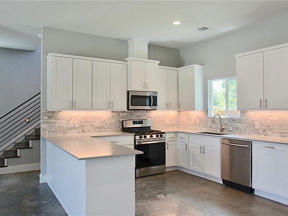 4th image of 6902 Carver Ave. #A