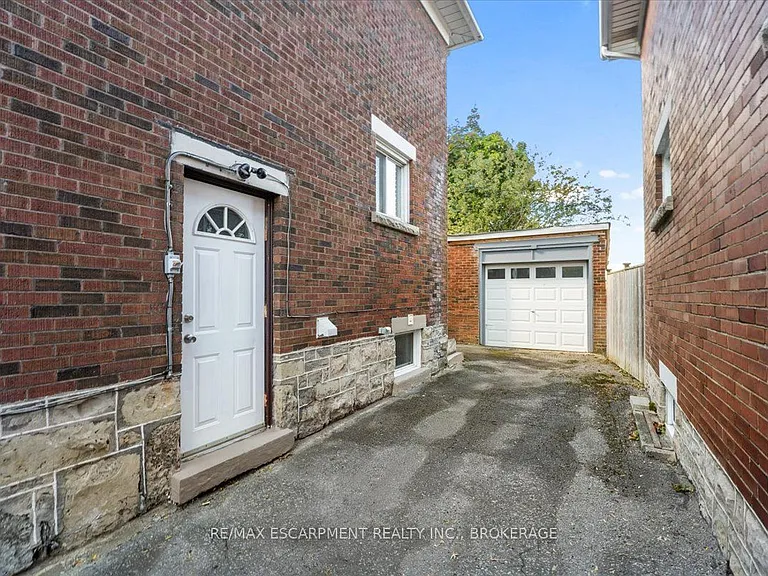3 Carleton St S #MAIN — Photo 24