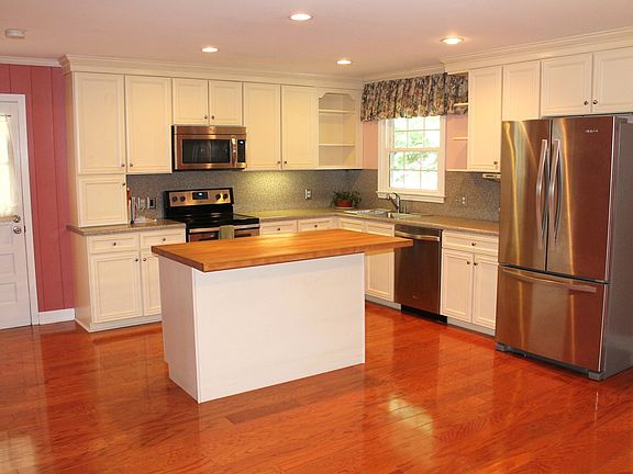 3rd image of 235 Brookside Dr