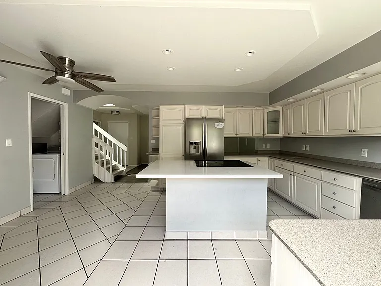 1058 Awawamalu St #E — Photo 20