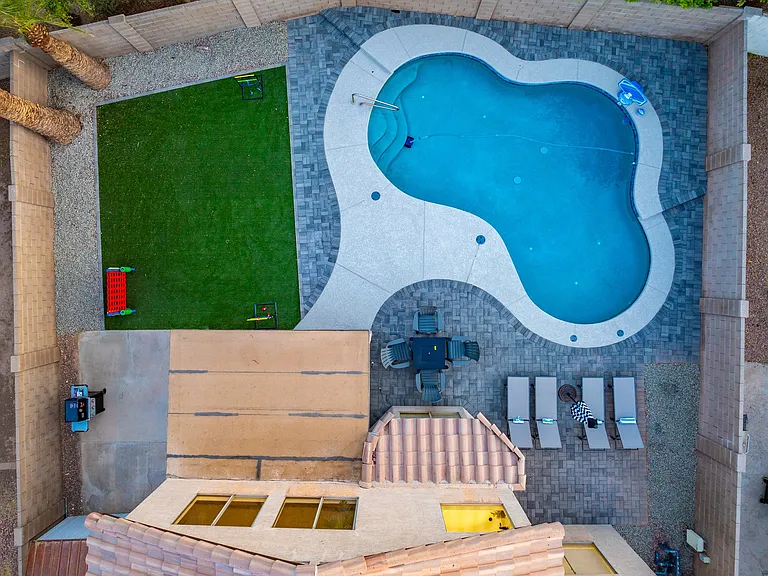487 E Cantebria Dr — Photo 26