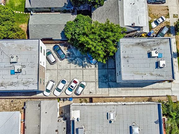 3rd image of 715 W 47th St