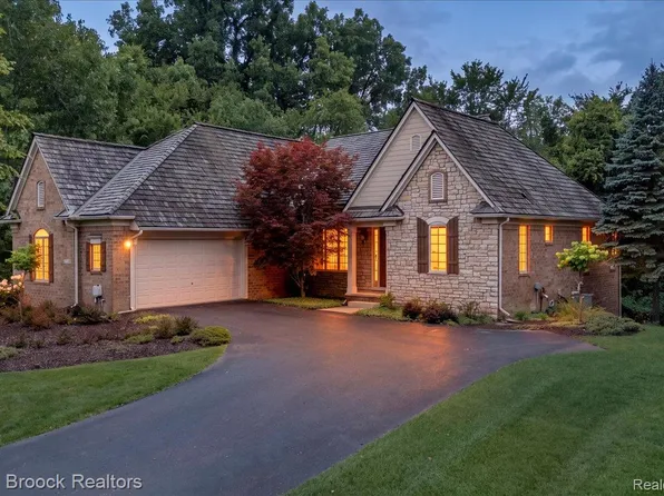32935 Cressbrook Cir, Franklin, MI 48025