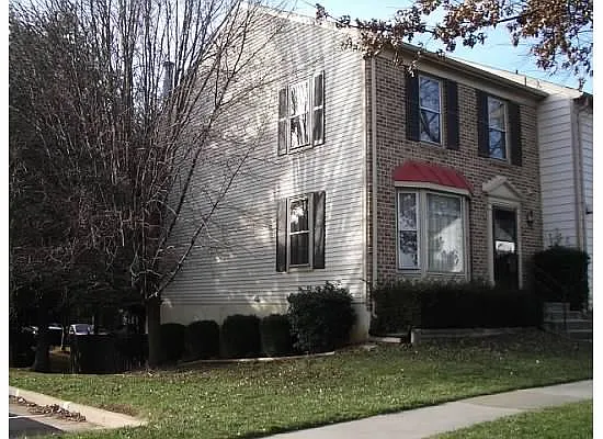 end unit with lots of natural light - 5422 New London Park Dr