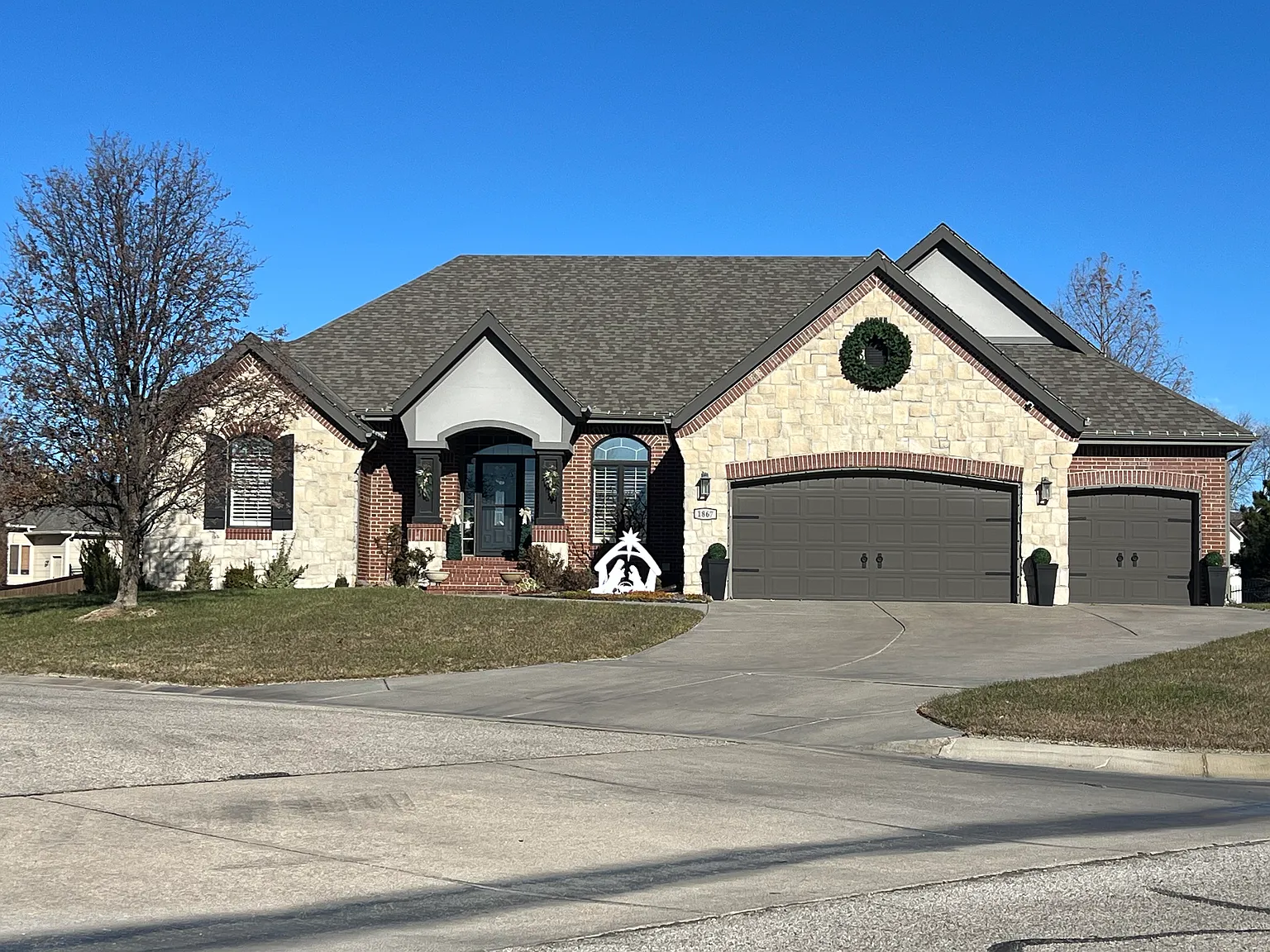 1867 N Peckham Ct — Photo 2