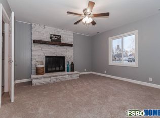 12 East Ave, Hills, IA 52235