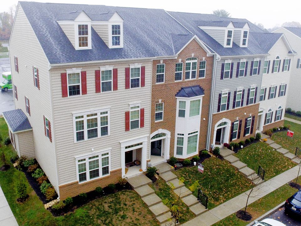 30 Eagle Ln, End Unit! 