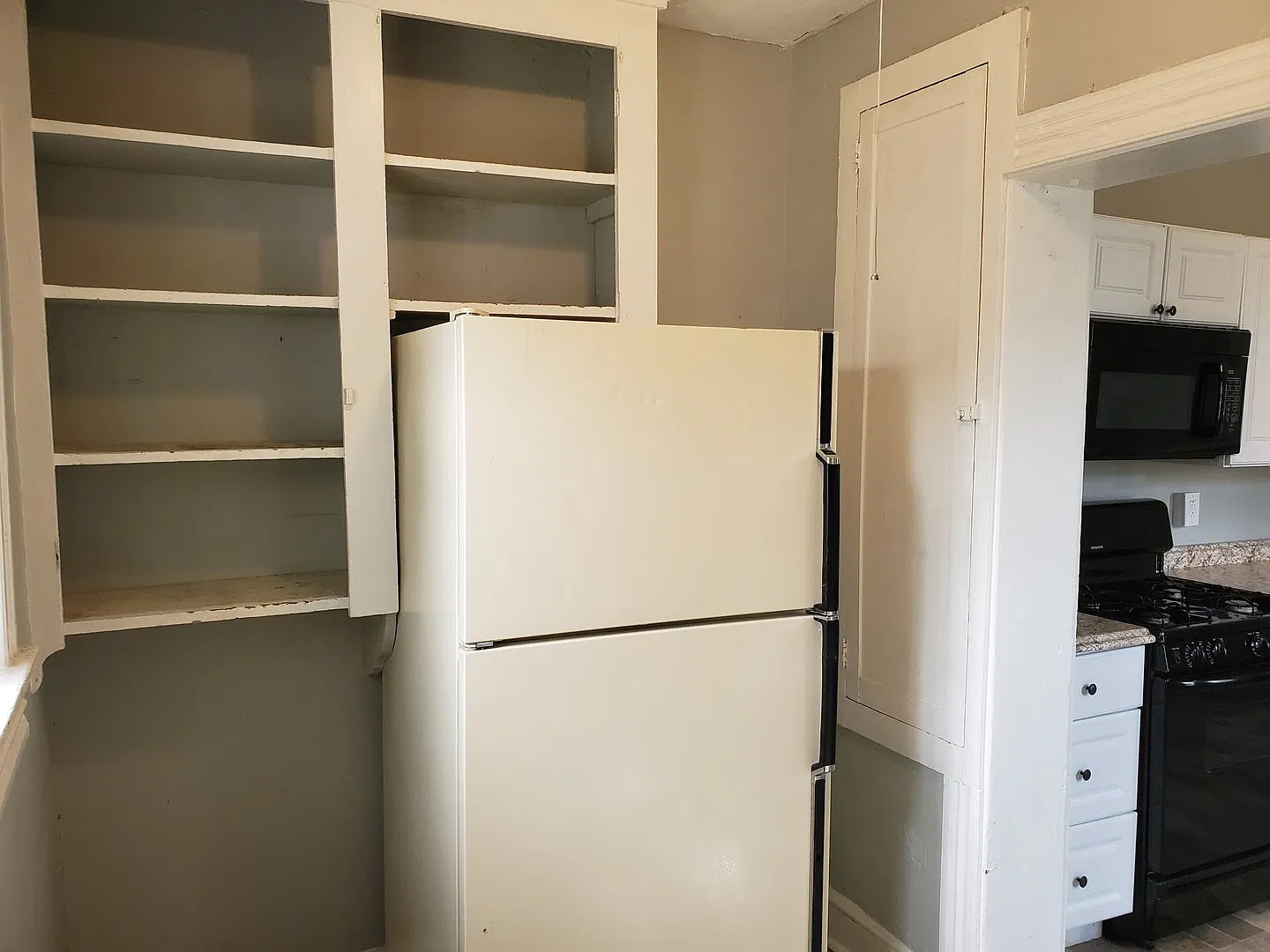 Spacious 3 Bedroom with Bonus Room Located on the West End of Lancaster — Photo 4
