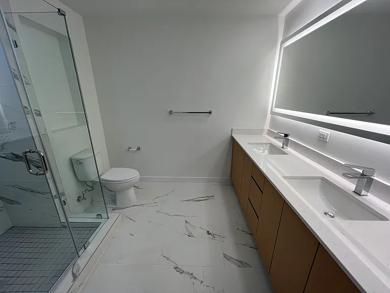 1652 NE 124th St #201 — Photo 16