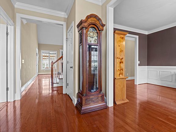 4th image of 619 Barr Rd