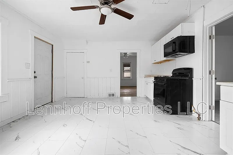 3 bed, 1.0 bath, 993 sqft, $2,300 — Photo 3