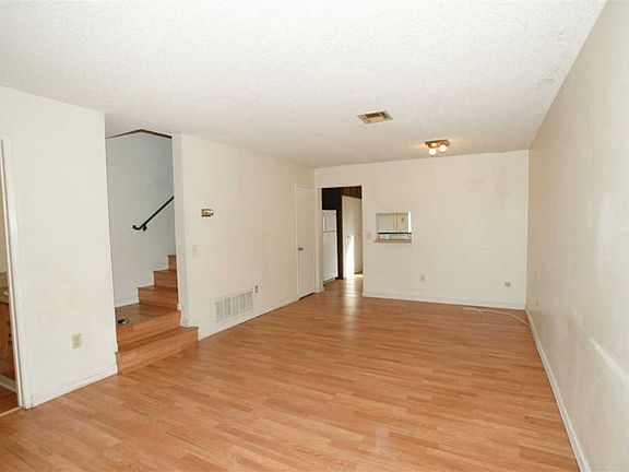 4th image of 1327 Oakdale Ave