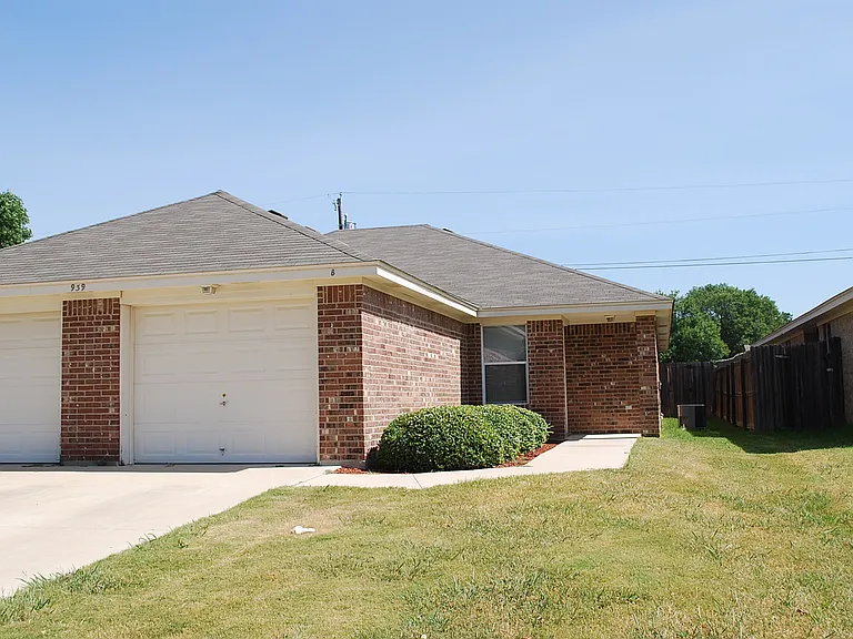939 Maplewood St — Photo 1