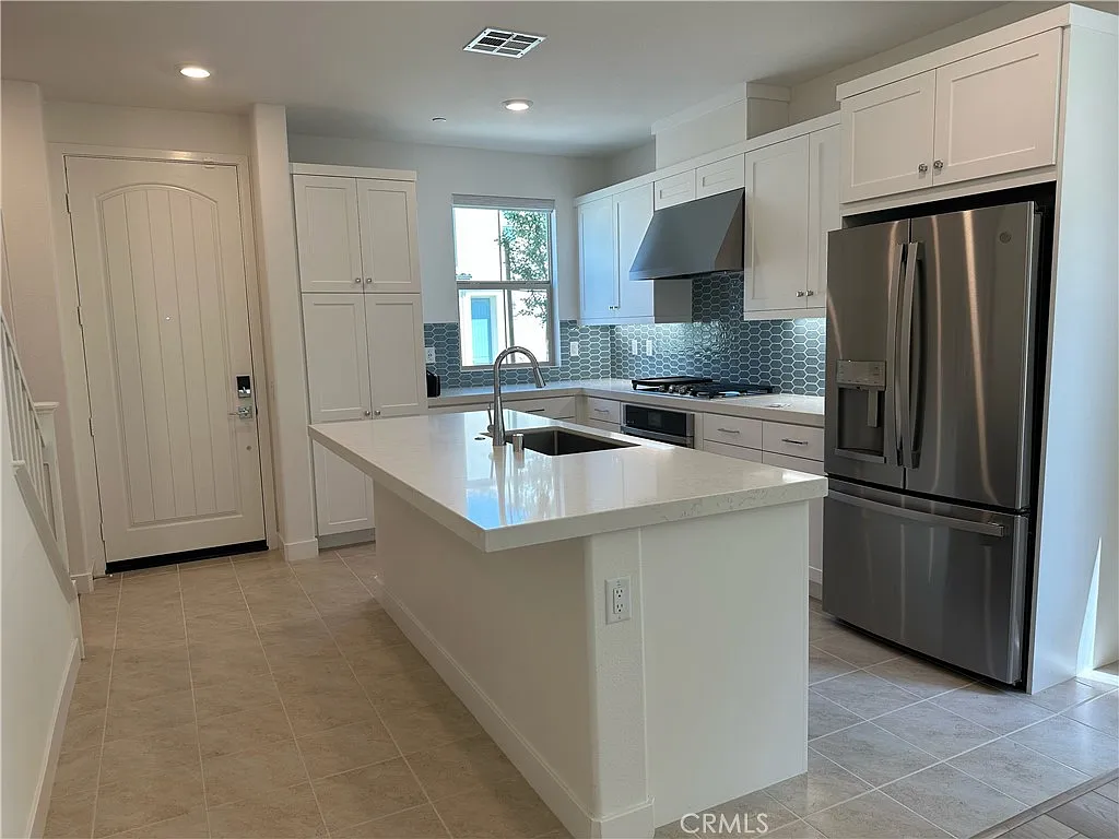 4 bed, 1826 sqft, $3,950 — Photo 4