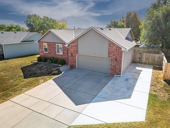 3rd image of 925 Forrest Glenn Dr