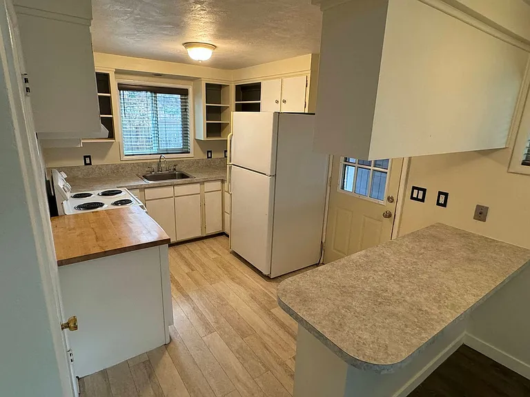 1582 Bogart Ln — Photo 5