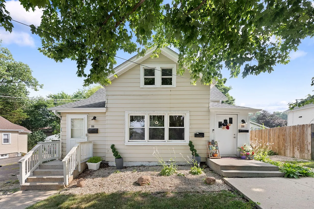 3 bed, $2,300 — Photo 1