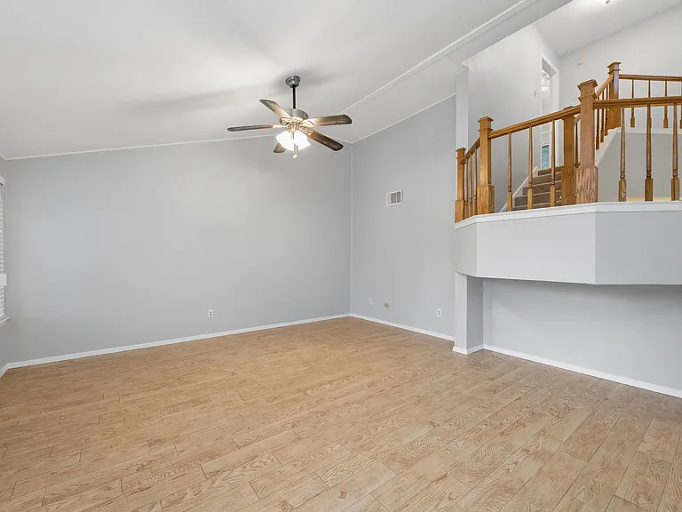 513 Hunters Glen St — Photo 4