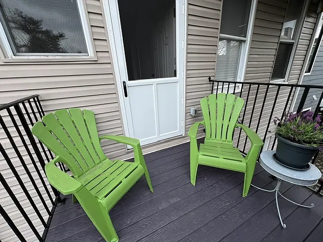PRIVATE DECK