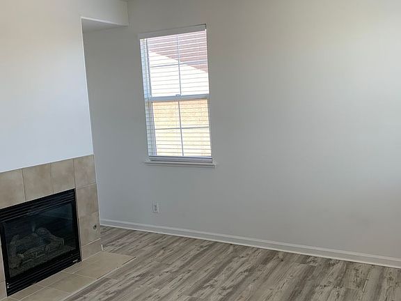 3rd image of 382 Tennis Ct