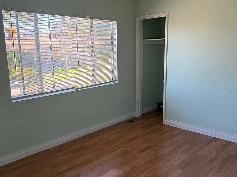 1112 Scofield Dr — Photo 2
