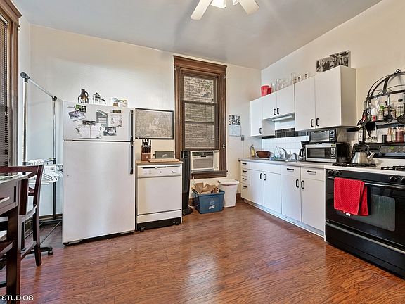 3rd image of 1410 W Cornelia Ave