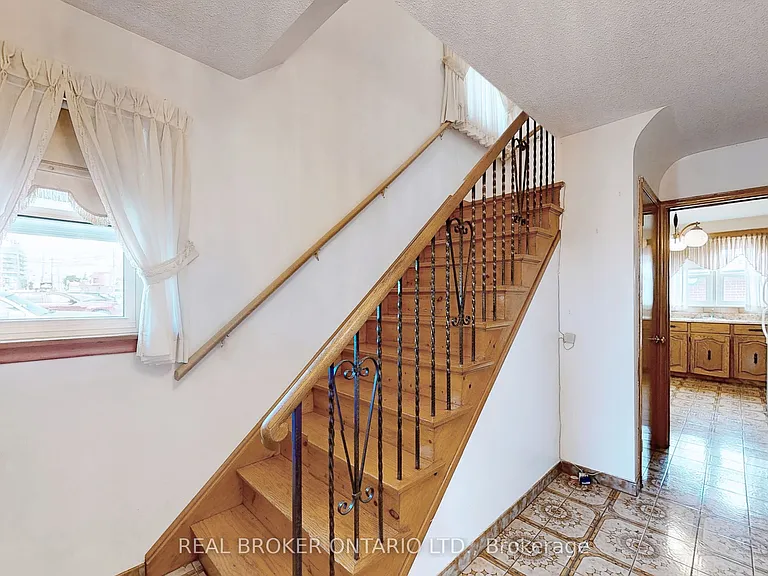 3241 Dufferin St — Photo 17