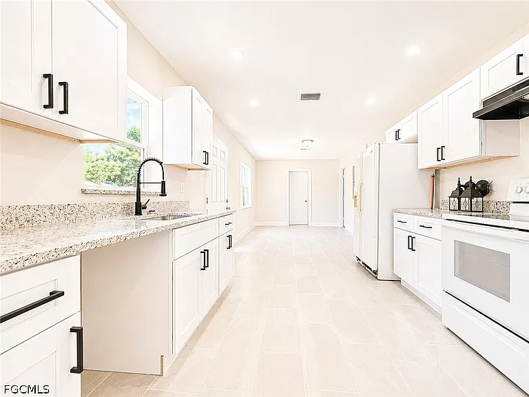 4426 Poinsettia St — Photo 3