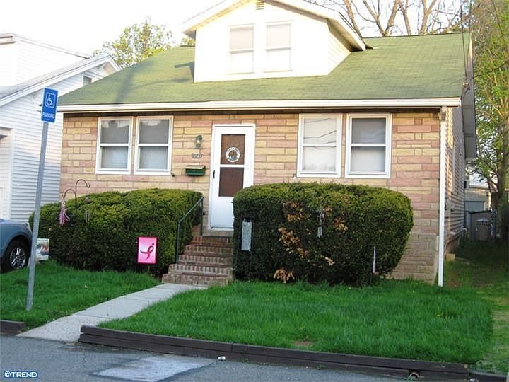 For Sale: 121 Grandview Ave, Brookhaven, PA 19015