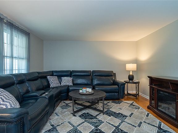 4th image of 4939 Sweetbirch Dr