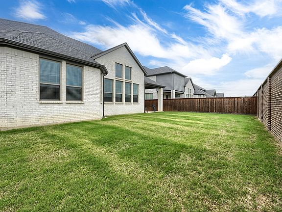 5th image of 929 Newcastle Dr