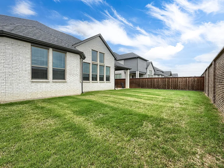 929 Newcastle Dr — Photo 5