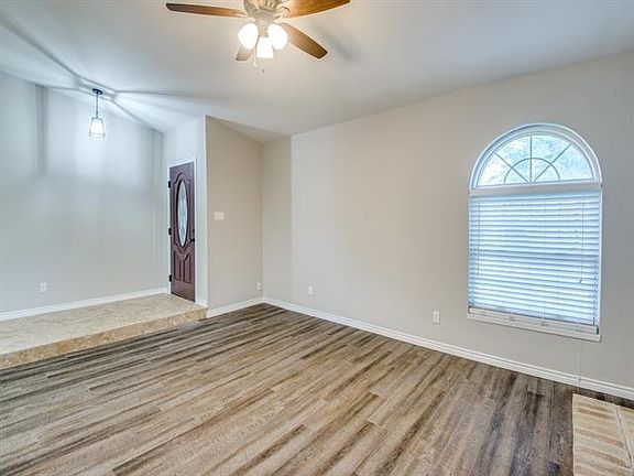 5th image of 2700 Oak Grove Dr