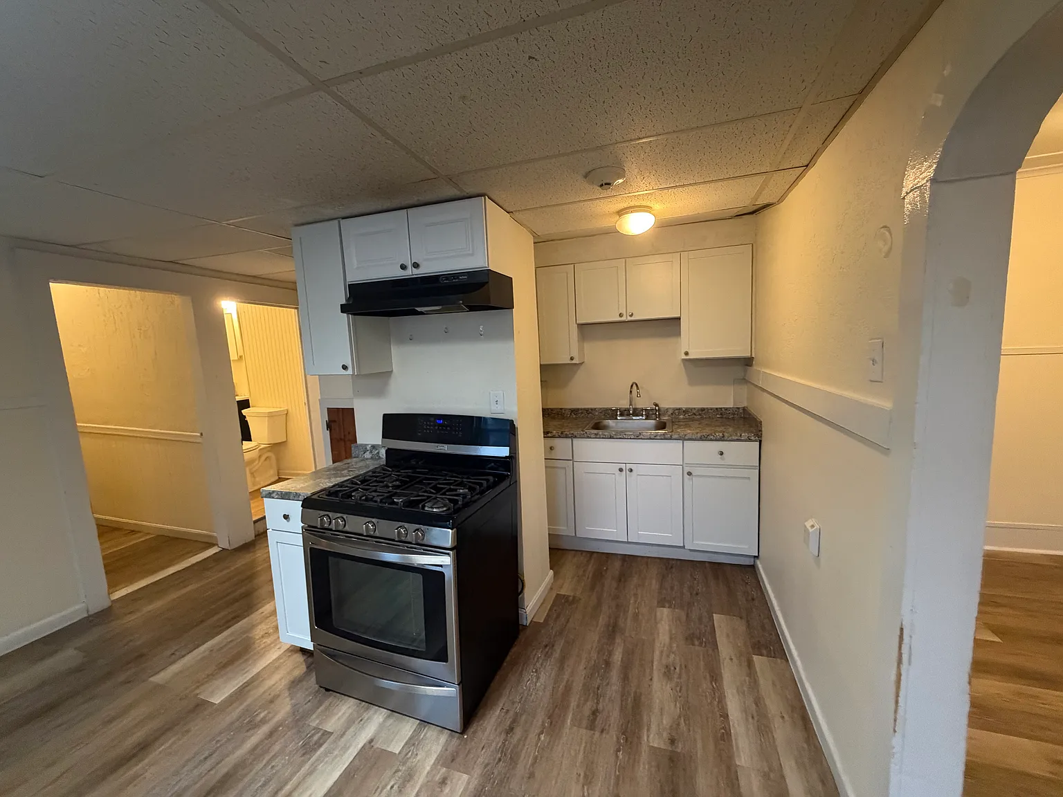 2 bed, 700 sqft, $1,800 — Photo 2