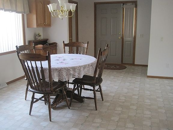 3rd image of 1614 N Wood Ave
