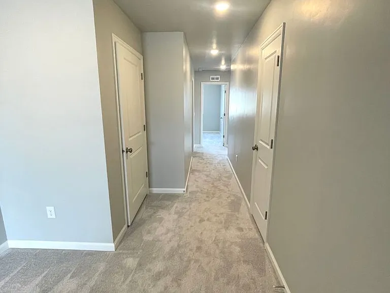 251 N Riverside Dr — Photo 8