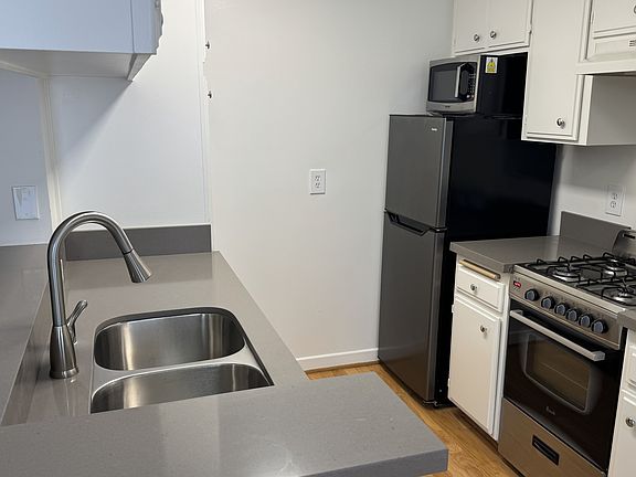 4th image of 14 N Fair Oaks Ave Suite 401