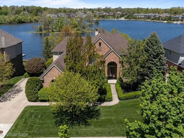 17421 Parkshore Dr, Northville, MI 48168