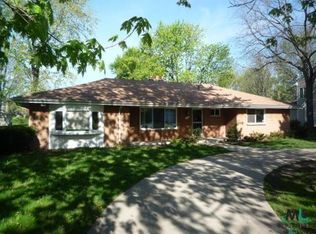 5881 Houghten Dr, Troy, MI 48098