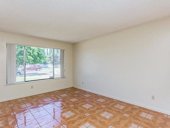 5th image of 1553 W Indianapolis Ave