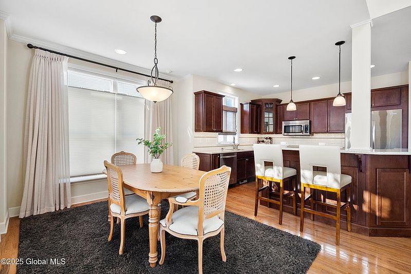 4th image of 24 Beekman Place