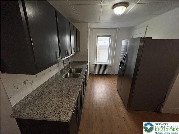 3rd image of 631 N Poplar St
