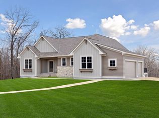 495 Meadow Ridge Trl, Hudson, WI 54016
