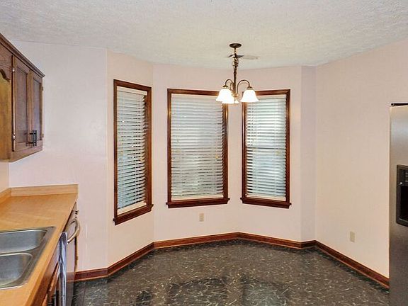 4th image of 44550 White Pine Ct
