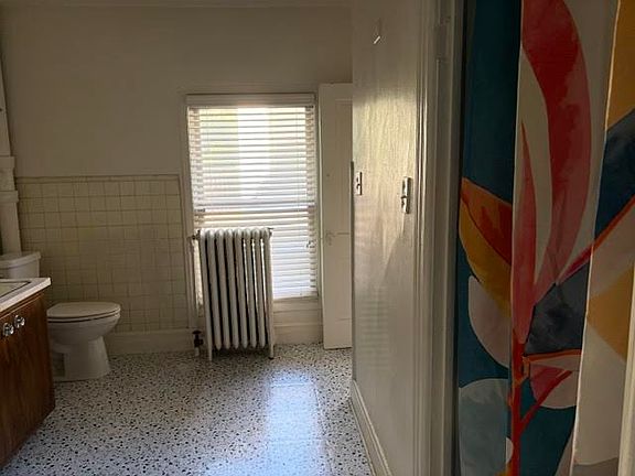 4th image of 842 Spaight St #2