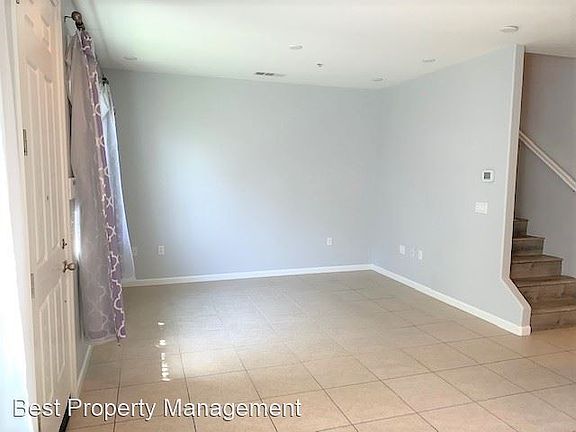 4th image of 500 Old Oak Ln Unit 3
