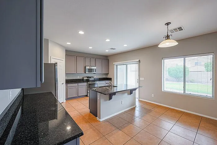 4 bed, 3.5 bath, 2810 sqft, $2,950 — Photo 3