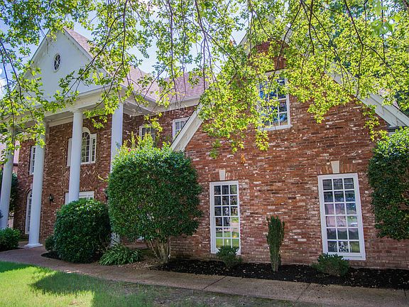 3rd image of 986 Surrey Oaks Dr