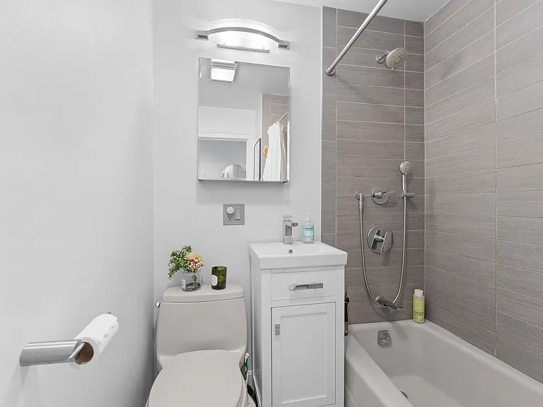 732 E 8th St #1 — Photo 7
