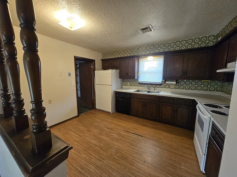 Crest Dr — Photo 3